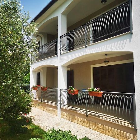 Garden Apartment Maria Vrsar Bagian luar foto