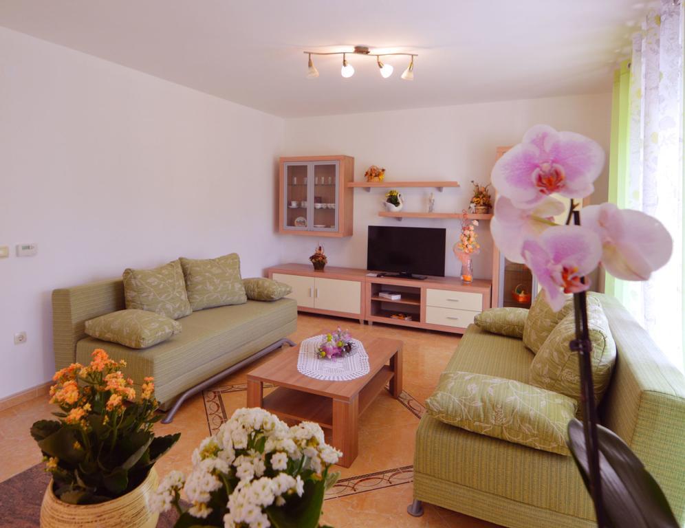 Garden Apartment Maria Vrsar Bagian luar foto