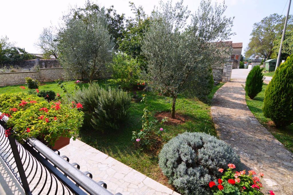 Garden Apartment Maria Vrsar Bagian luar foto